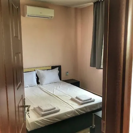 And Caravans Kolevi Κάμπινγκ