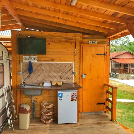 And Caravans Kolevi Κάμπινγκ *
