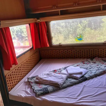 And Caravans Kolevi Κάμπινγκ *