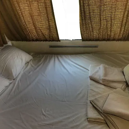 And Caravans Kolevi Κάμπινγκ